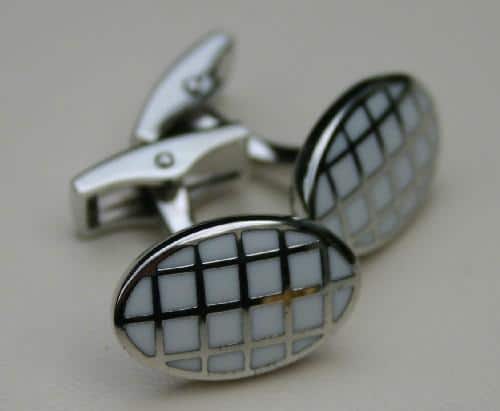Manchetknopen ovaal met wit - zilver ruitmotief