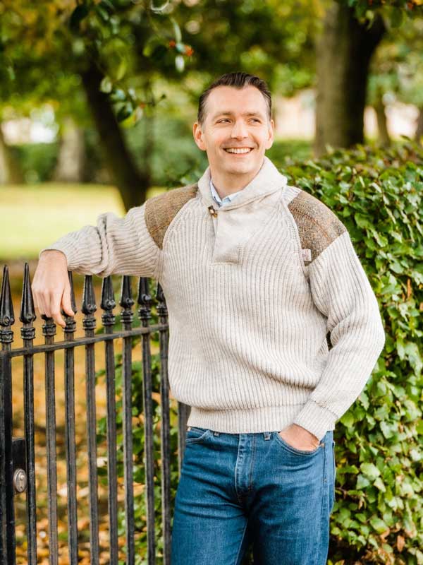 Chunky knit Shawl Collar Sweater with Harris Tweed patches Light Grey Welsh - Afbeelding 2