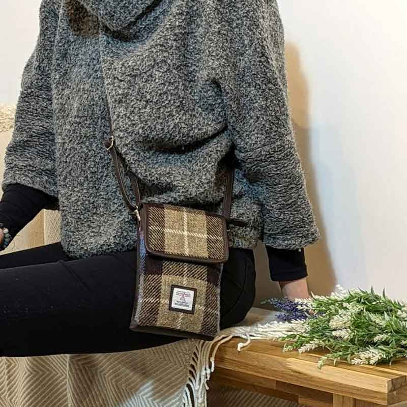 Harris Tweed Mini Crossbody Bag in Blue/Brown Check - Afbeelding 4